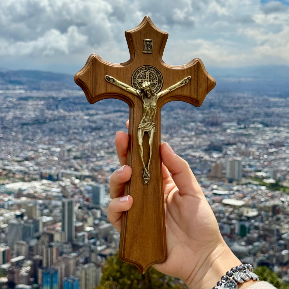 CRUZ MOLDEADA EN MADERA IMBUIA